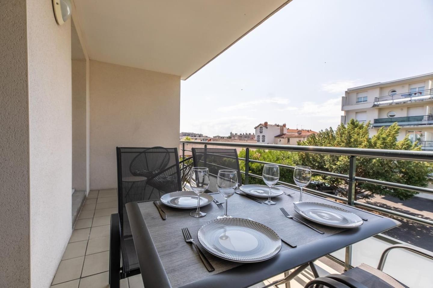 Le Clos Fleuri F3 Terrasse & Garage Clermont-Ferrand Exterior photo